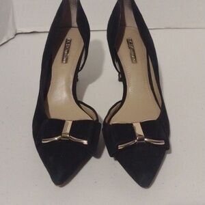 Classy black heel with bow and gold accents 6m bcbgeneration
